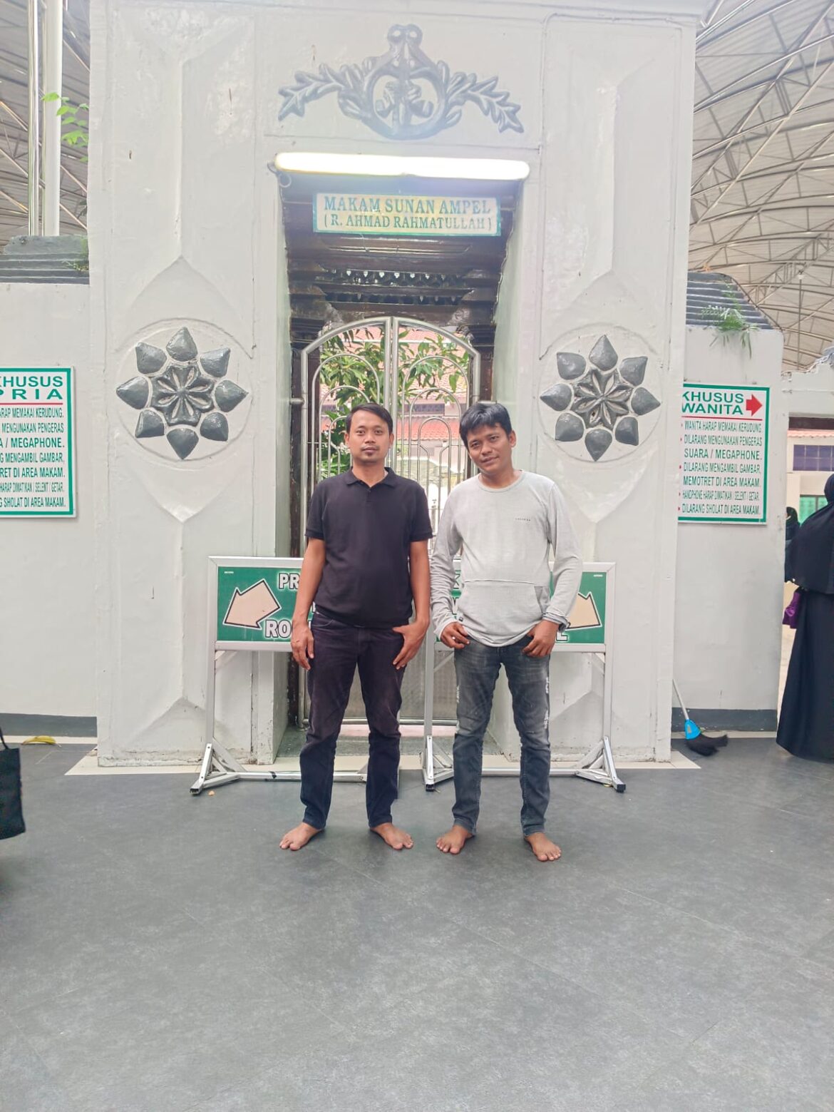 Pimpinan Redaksi Media Online Penahitam Bersama Tiem, Adakan Tour Wisata Religi Ziarah ke Makam Sunan Ampel Surabaya Jawa Timur