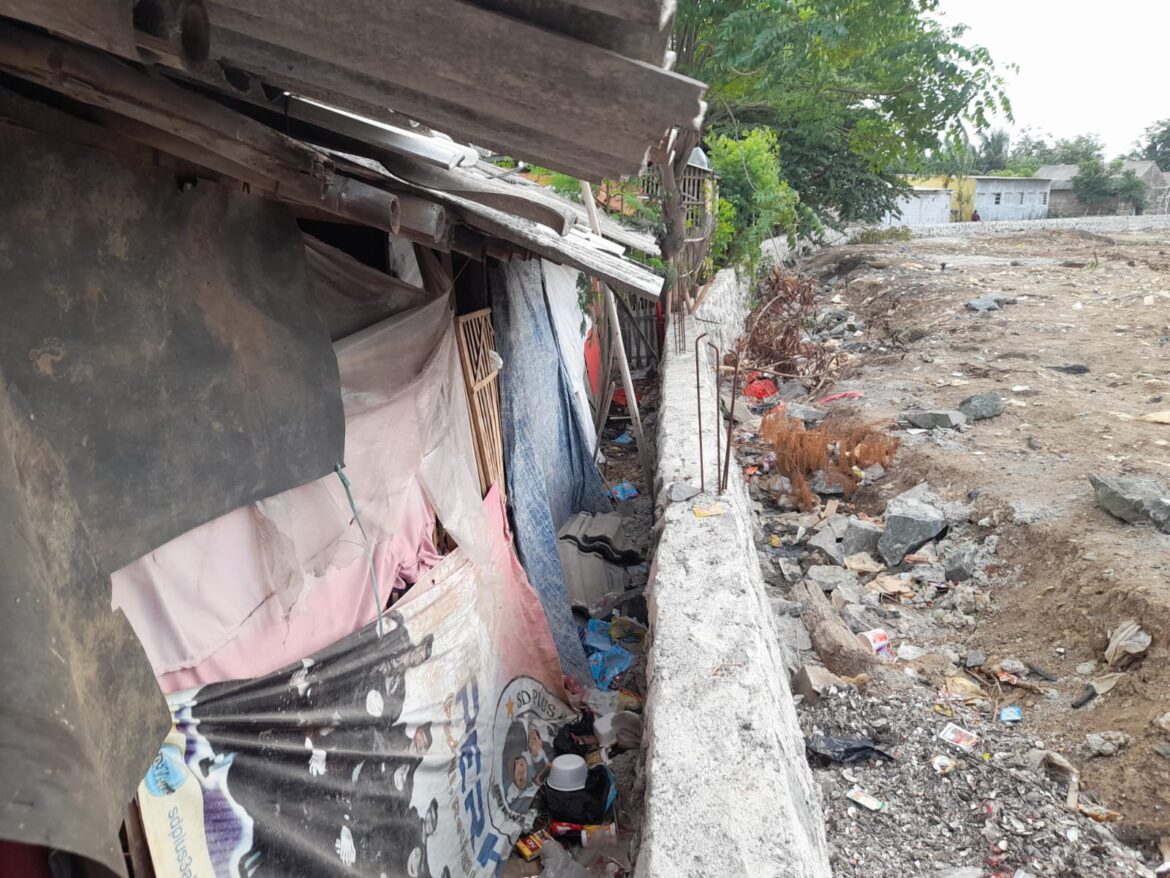 Properindo Jaya Bersama Buat Tembok Pembatas Tanpa Buat Saluran Air,Berimbas Puluhan Pemukiman Warga Terendam Banjir