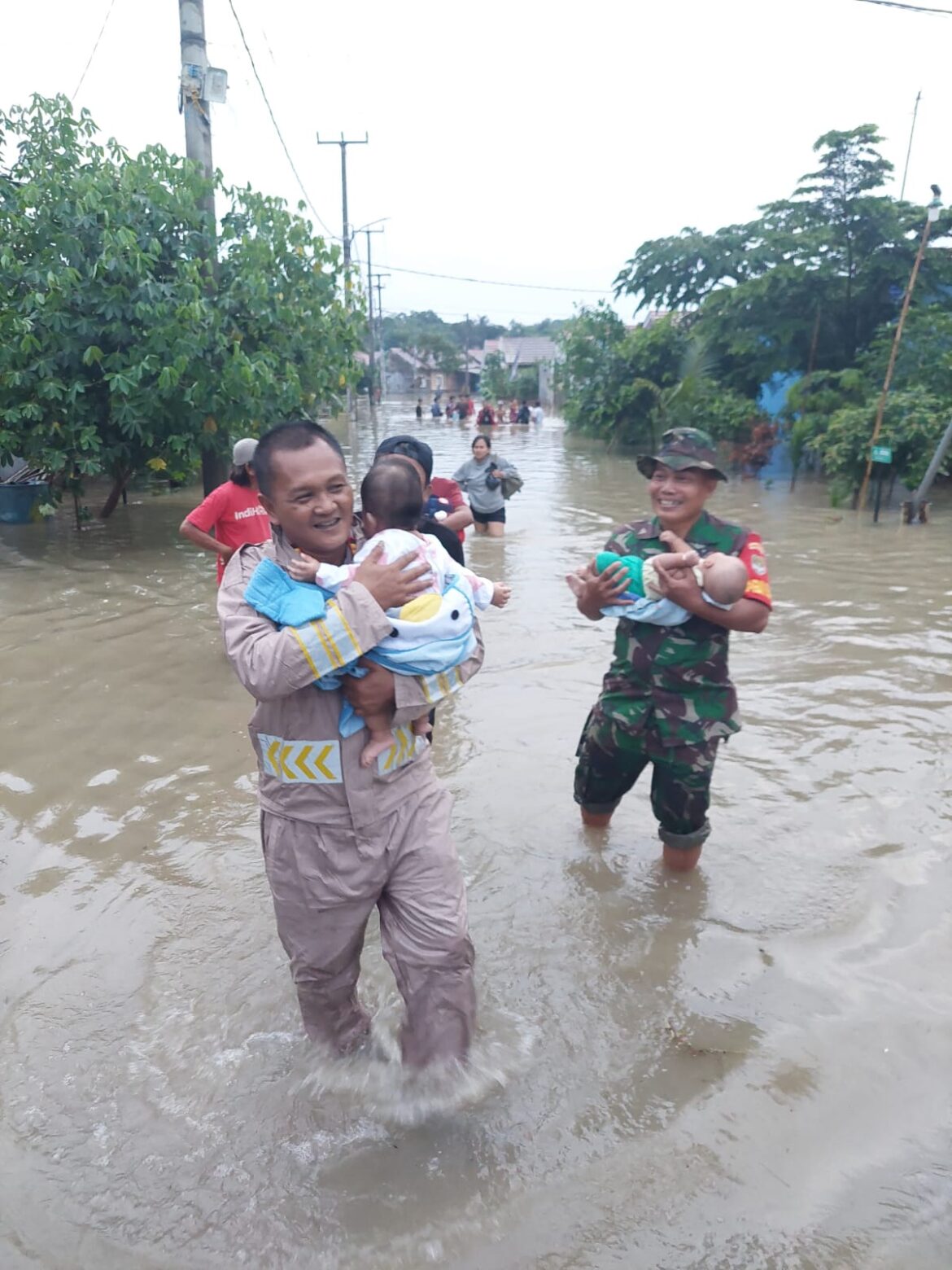 Warga Terjebak Banjir Di Cibarusah, TNI – POLRI Sigap Evakuasi