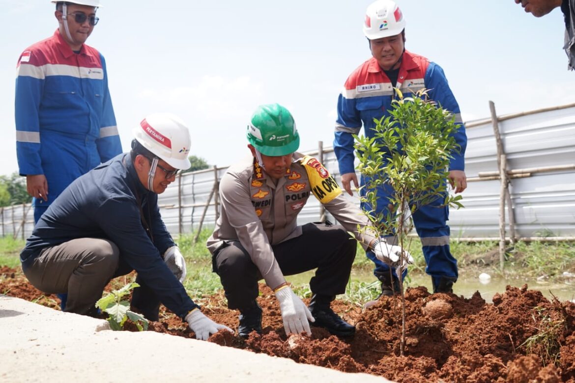 Tinjau Lokasi sumur eksplorasi East Pondok Aren (EPN)-001, Kapolres Metro Bekasi Lakukan Penanaman Bibit Pohon