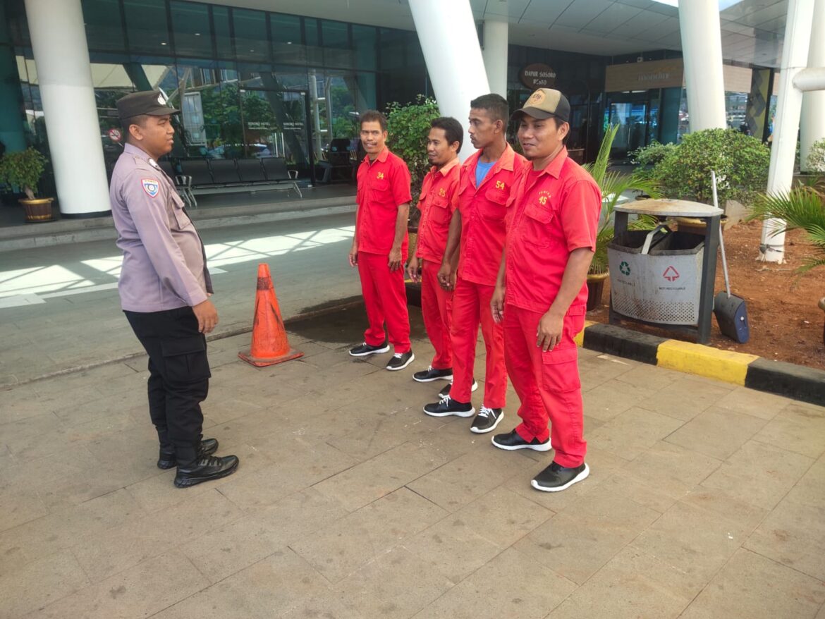 Sampaikan Pesan-Pesan Kamtibmas, Anggota Polsek Kskp Merak Polres Cilegon Polda Banten Sambangi Pekerja di Pelabuhan Merak