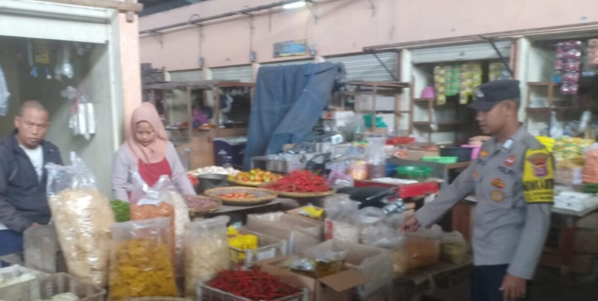 Datangi Pasar, Personil Polsek Ciwandan Polres Cilegon Polda Banten Pantau Harga Bahan Pokok