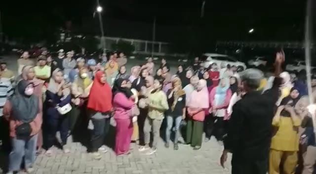 Merasa Kurang Adil, Puluhan Emak-emak Geruduk Kantor KPUD Kabupaten Bekasi