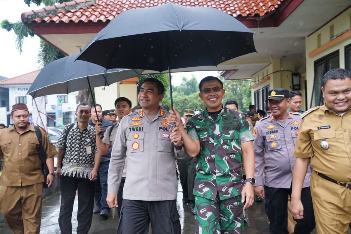 Sinegritas TNI-Polri, Polres Metro Bekasi Bersama Kodim 0509 Tinjau Gudang PPK Diwilayah