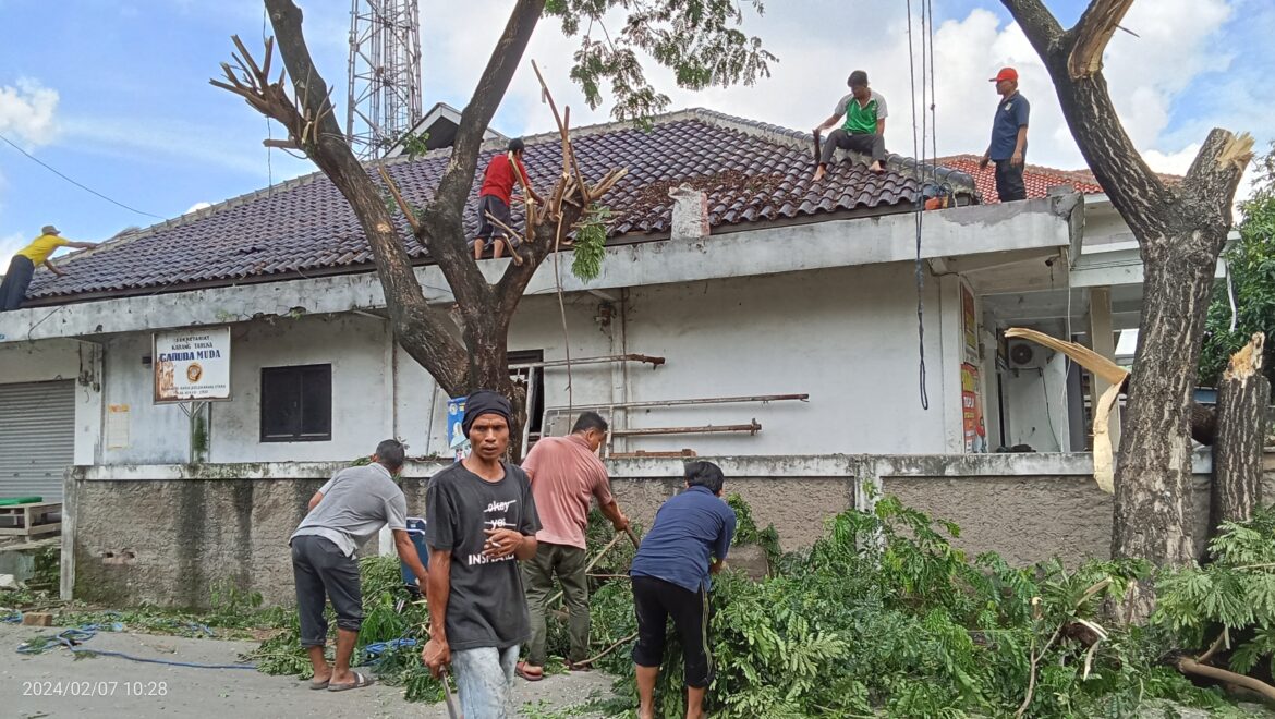 Kepala Desa Wangunharja Bersama Staf dan Jajaran, Adakan Giat Gotong Royong Bersihkan Halaman Kantor Desa