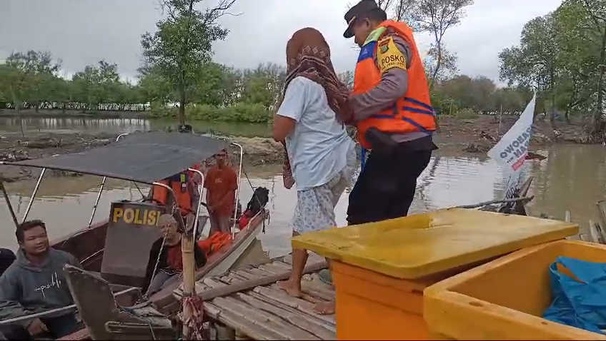 Sukseskan Pemilu Damai, Polisi Gunakan Perahu Jemput Warga Menuju TPS