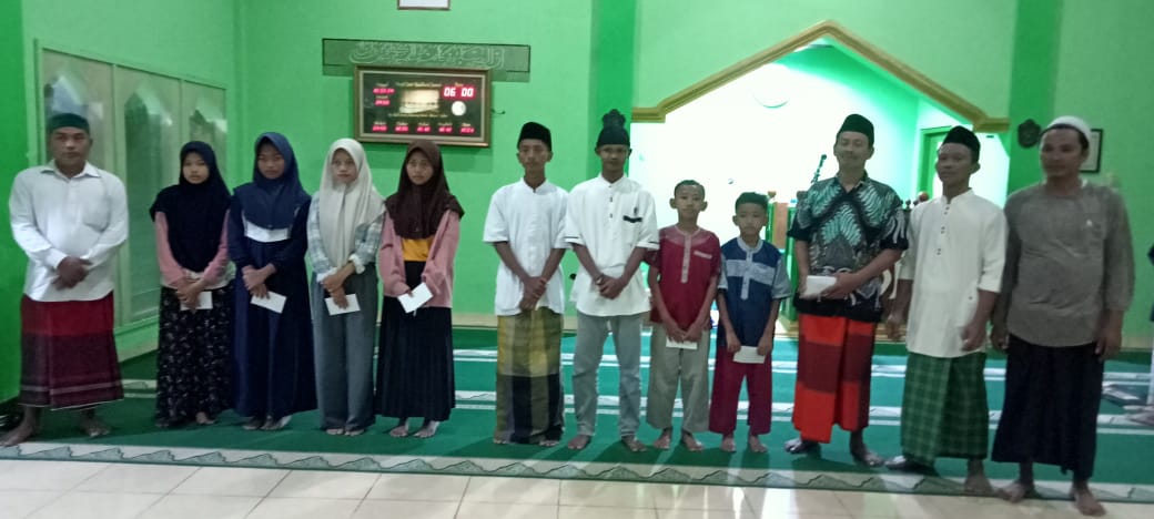 Jamaah Subuh Berkah Memberikan Santunan Anak Yatim di Masjid Jami Raudhatul Jannah