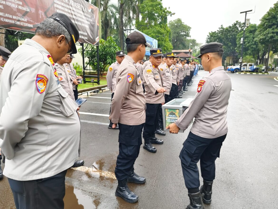 Anggota Polres Metro Bekasi, Berikan Sebagian Rezekinya Melalui Kotak Amal Barokah
