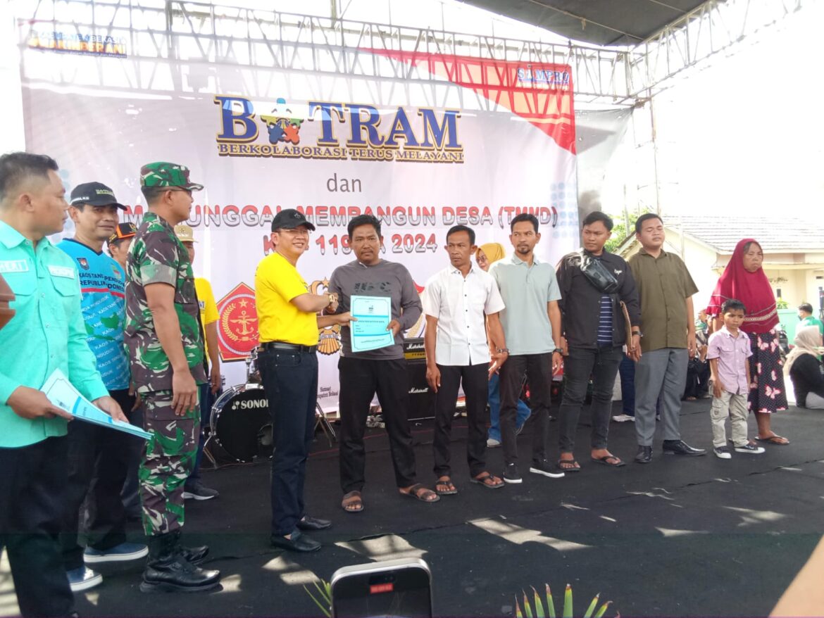 Pemkab Bekasi gelar BOTRAM di Kecamatan Karang Bahagia untuk mempermudah pelayanan warga administrasi.