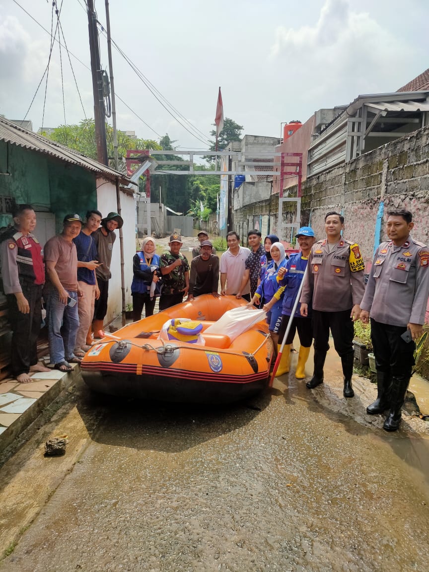 Kapolsek Bojongsari dan Anggota Polsek Bersama Team Tagana Beraksi di Lokasi Banjir