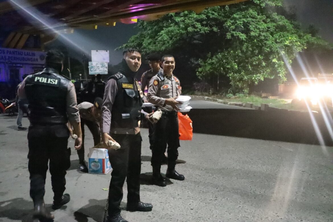Kasi Humas Polres Metro Bekasi Bagikan Makan Sahur dan Pimpin Patroli Demi Cegah Kejahatan