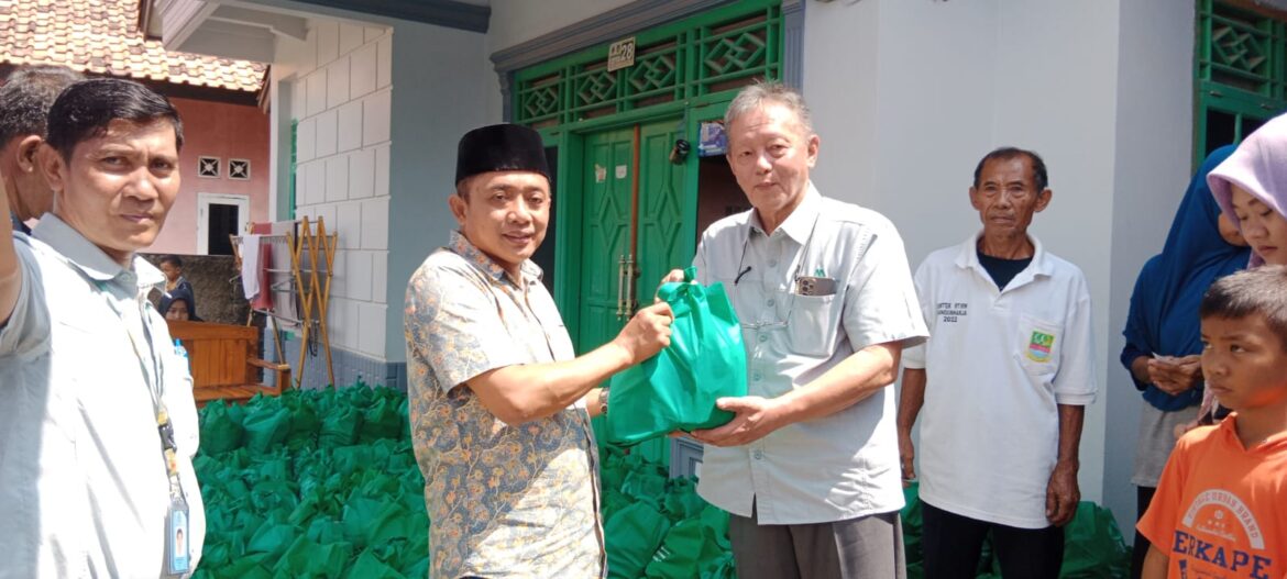 Berkah Ramadhan, PT.Mulia Industri Group Gandeng Kepala Desa Wangunharja, Berbagi Paket Sembako Pada Masyarakat Lingkar Perusahaan