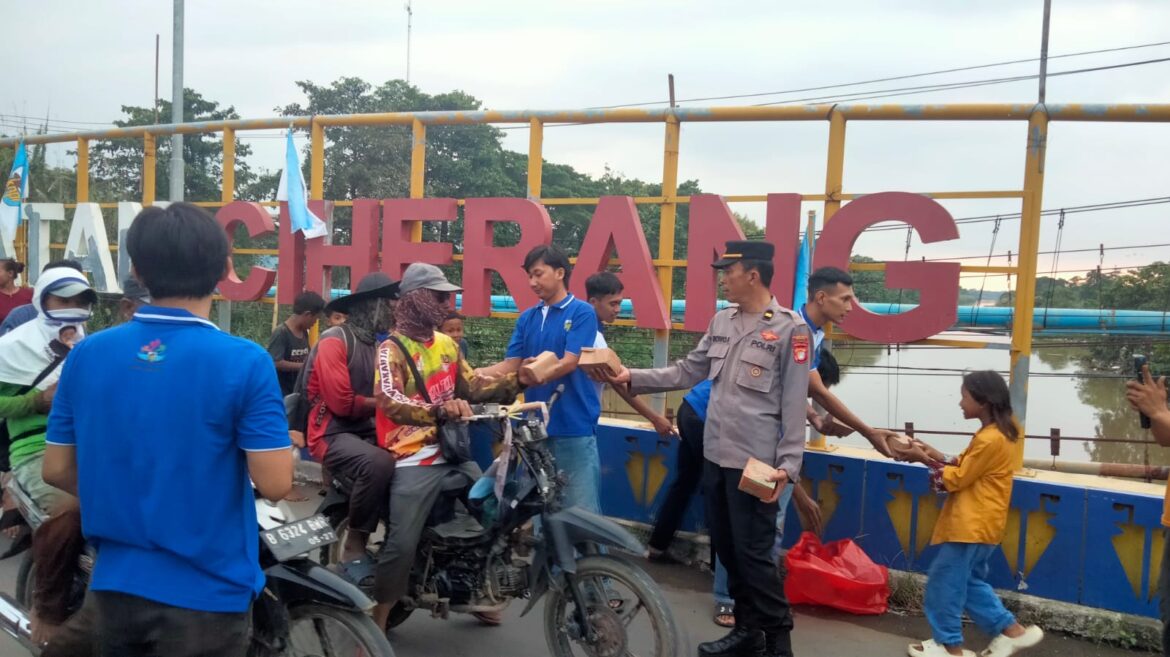 Polisi bagikan takjil gratis kepada pengguna jalan di Cabang Bungin