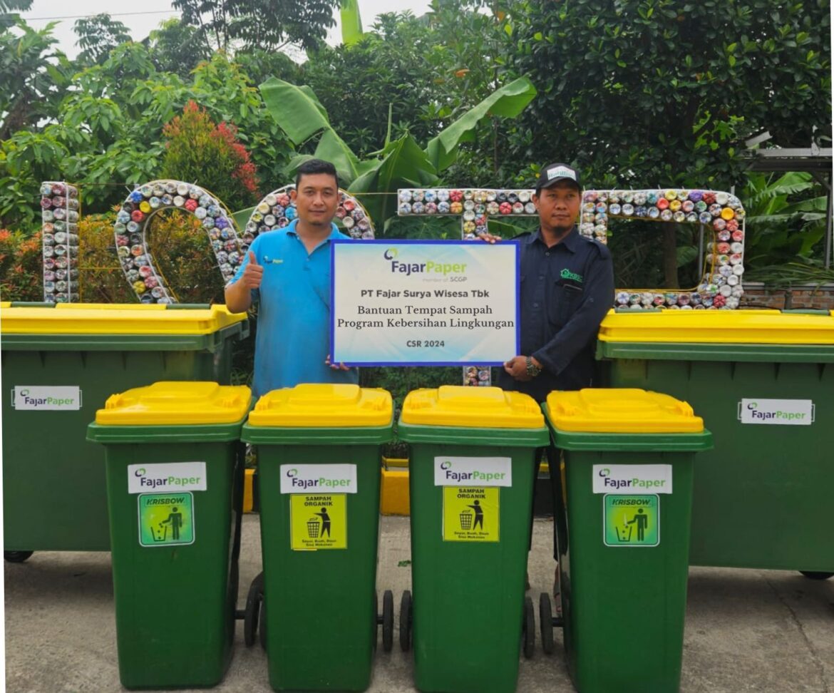 FajarPaper Berikan 190 Unit Tong Sampah ke 10 Desa di Kabupaten Bekasi
