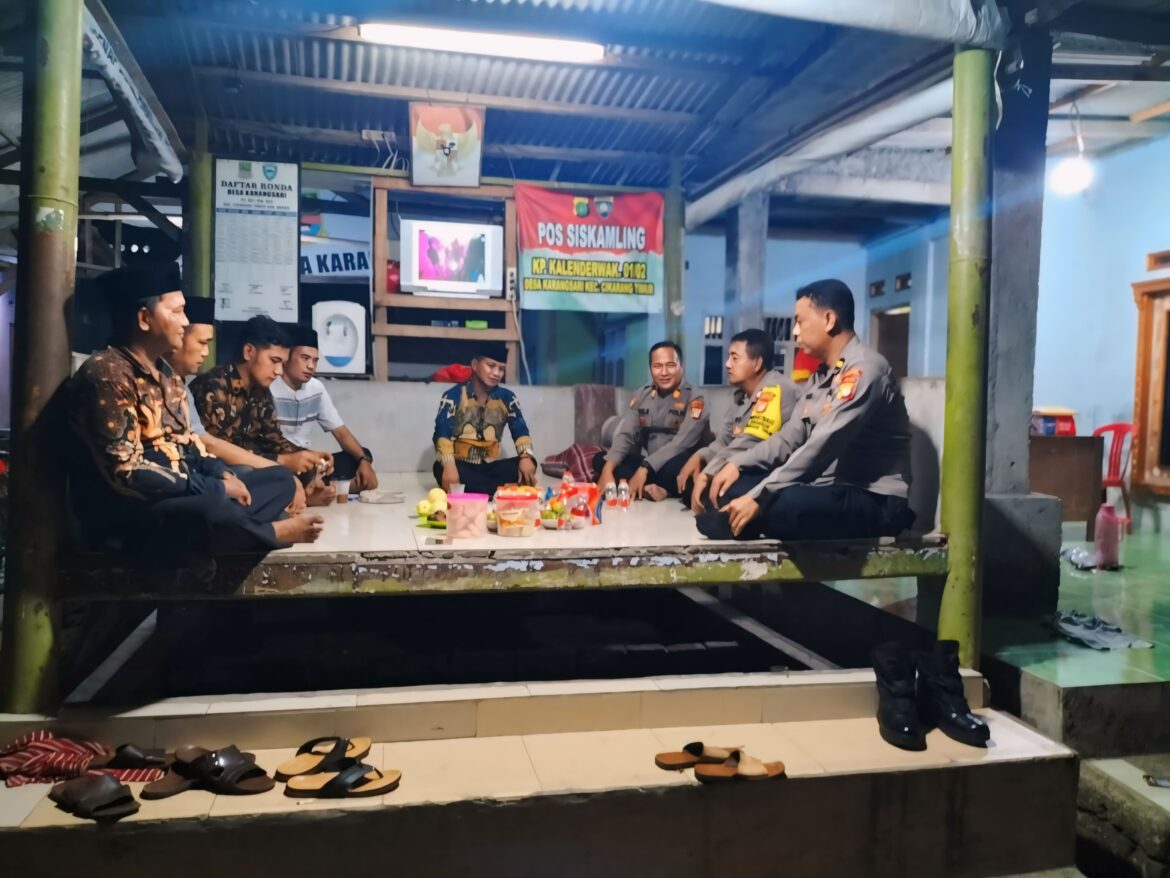 Pejabat Utama Polres Metro Bekasi, Kunjungi Warga di Pos Kamling