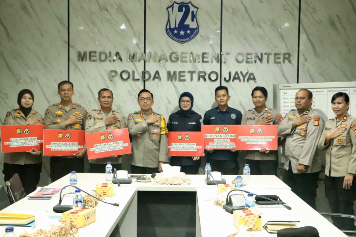 Tingkatkan Citra Positif Polri: Kabid Humas Polda Metro Jaya Berikan Penghargaan.