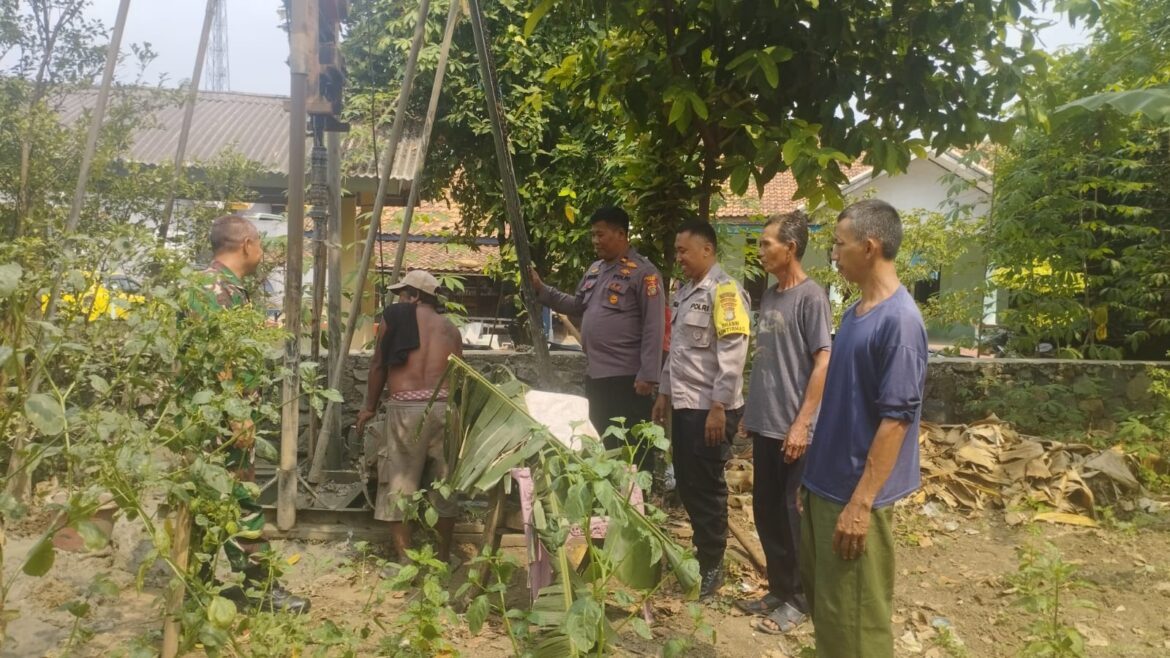 Wakapolsek Cikarang Pusat Laksanakan Sambang Kamtibmas dan Kontrol Pembuatan Sumur Satelit di Kampung Parunglesang