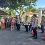Bakti Kesehatan Polri: Polsek Cibarusah Mengantar Warga untuk Mendapatkan Pelayanan Kesehatan Gratis