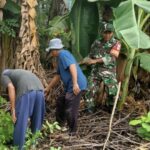 Aksi Babinsa Koramil 11/Pebayuran Kerja Bakti Bersama Warga Bersihkan Saluran Air di Karangreja