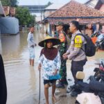 Polsek Cikarang Pusat Tanggap Banjir, Pantau Kenaikan Air Sungai Cibeet di Kp. Parunglesang