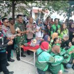 Kapolres Metro Bekasi Bagikan 300 Paket Sembako, Ojol Sampaikan Aspirasi dengan Damai