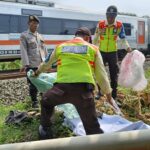 Pria Lansia Tewas Tertabrak Kereta di Cikarang Timur, Polisi Sigap Lakukan Evakuasi