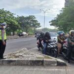 Polsek Cikarang Timur Gelar Pengaturan Lalu Lintas untuk Kelancaran Mobilitas Warga di Pagi Hari