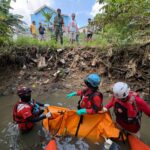 Usai Pencarian Tim Relawan Basarnas Berhasil Temukan 2 Korban Tenggelam Di Kali Cikarang