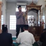 Bhabinkamtibmas Sriamur Sampaikan Pesan Kamtibmas dalam Safari Jumat di Masjid Darul Muttaqin