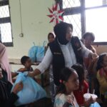 Kapolres Metro Bekasi Bagikan 250 Paket Sembako kepada Warga Kp. Kavling Cikarang Utara