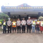 Oprasi Patuh Jaya 2026, Polsek Cikarang Bagikan Beras Kepada Porter Perlintasan Kereta Api