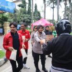 Bagi Takjil Dengan Ormas, Ojek Online, dan Mahasiswa: Polres Metro Bekasi Mengalirkan Kebaikan Ramadan