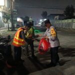 Cegah Tawuran dan Perang Sarung, Personel Polsek Cikarang Utara Patroli Sambil Bagikan Makan Sahur Gratis