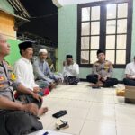 Pererat Silaturahmi, Polsek Cikarang Timur Gelar Tarawih Keliling di Desa Jatibaru