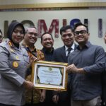 Kapolres Metro Bekasi Terima Penghargaan dari Komisi III DPR RI, Berhasil Tuntaskan Konflik Warga Vasana Neo Vasana