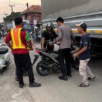 Anggota Brimob Batalyon D Pelopor Bantu Korban Kecelakaan Lalu Lintas di Jalan Tegal Danas