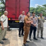 Polsek Cikarang Timur Tertibkan Parkir Liar, Imbau Warga Aktif Jaga Kamtibmas
