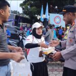 Polisi Bagikan Ribuan Snack kepada Buruh Jelang Keberangkatan May Day ke Monas