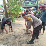 Respons Cepat Polsek Cikarang Utara Tangani Tumpahan Solar di Jalan Yos Sudarso Sebabkan Pengendara Motor Tergelincir Berjatuhan