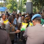 Perkuat Sinergi Sabuk Kamtibmas, Kapolres Metro Bekasi Gelar Jum’at Peduli san Salurkan 300 Paket Sembako