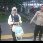 Kanit Binmas Polsek Cikarang Utara Bantu Ibu dan Balita Kehabisan Ongkos, Antarkan Pulang Menuju Cirebon