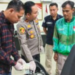 Kapolsek Cikarang Timur Serahkan Kembali Motor Ojol Korban Begal, Pelaku Berhasil Diamankan