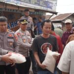 Jaga Jakarta Jaga Bekasi, Kabagops Polres Metro Bekasi Sambangi Satkamling Pasir Gombong dan Salurkan 100 Paket Sembako