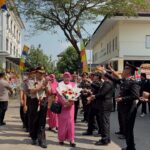 Polres Metro Bekasi Lepas 10 Personel Purna Bhakti dengan Tradisi Pedang Pora
