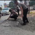 Polsek Serang Baru Cor Bahu Jalan Rusak, Cegah Kecelakaan di Titik Rawan