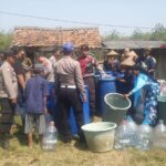 Polsek Serang Baru Salurkan 16.000 Liter Air Bersih untuk Warga Terdampak Kekeringan di Desa Nagasari