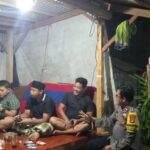 Jaga Bekasi, Bhabinkamtibmas Desa Jatireja Sambangi Pemuda di Pos Kamling Jelang Pilkades