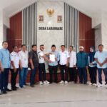 ‎Di dampingi Warga, Tokoh Muda Deni Yogaswara Resmi Daftarkan Diri di Pilkades 2026