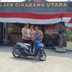 Wakapolsek  Cikarang Utara Kembalikan Motor Temuan Kepada Pemiliknya