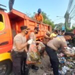 Sambut HUT RI ke-81, Polres Metro Bekasi Gelar Kerja Bakti Bersama Warga di Cikarang Utara